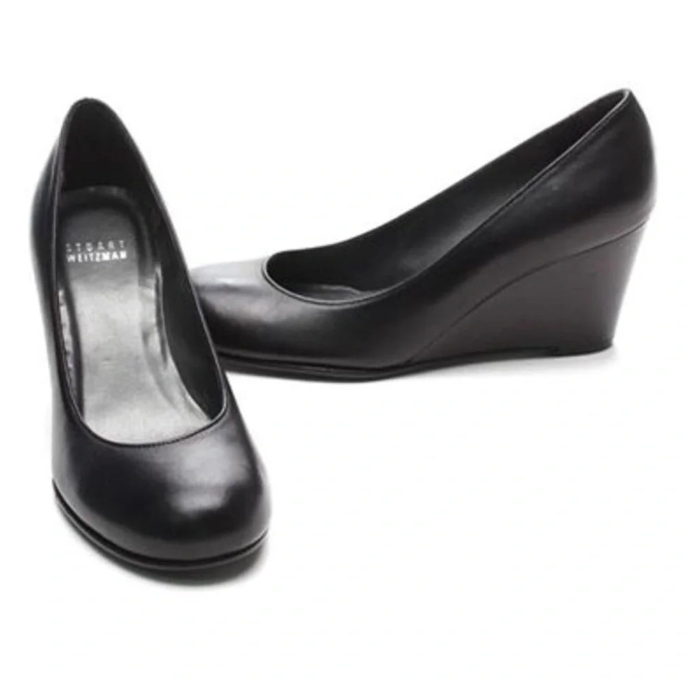 “STUART WEITZMAN” Black Wedge Pumps